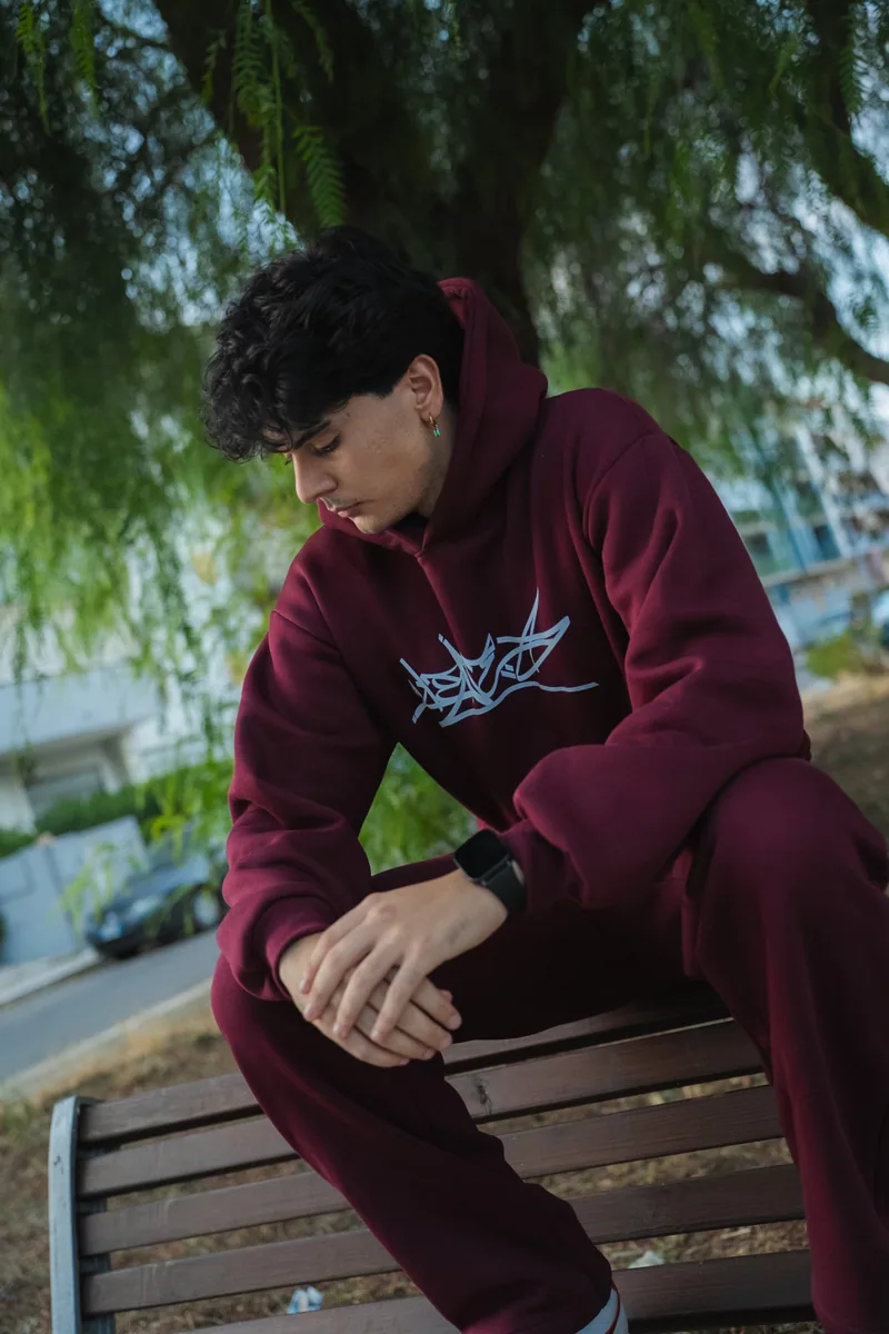 Lookbook Leave: coordinato bordeaux all’aperto.